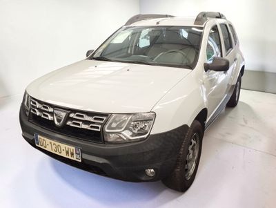 une voiture blanche garée dans une pièce