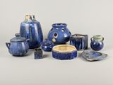 de nombreux types de poterie bleue sur la table