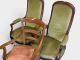 deux chaises vertes et une chaise avec un coussin rose sur fond blanc