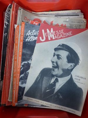 de nombreux magazines dans une boîte rouge posée sur la table