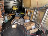une camionnette avec plein de cartons à l'arrière