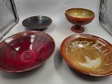 trois bols et deux bols posés sur une table