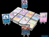 un lot de cartes posées sur une table