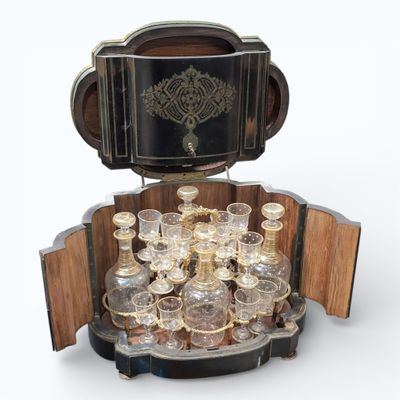 CAVE A LIQUEURS de forme ovale en bois noirci et marqueterie… - Photo 1