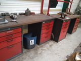 un établi rouge dans un garage avec de nombreux tiroirs