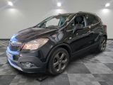 Le SUV Buick noir est garé sur un sol en carrelage à damier.