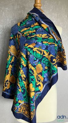 une photo d'un châle bleu et jaune sur un mannequin