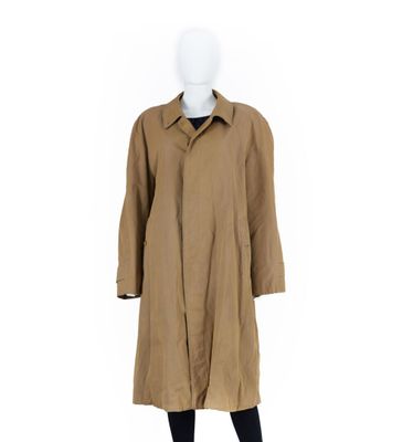 une photo d'un mannequin portant un manteau beige et un legging noir