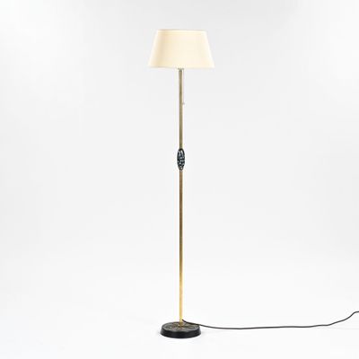 une lampe posée sur une table, à côté d'une autre lampe