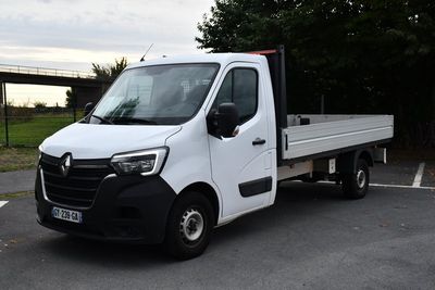 un camion blanc garé dans un parking