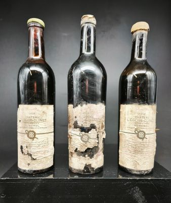 trois bouteilles de vin posées sur une table noire