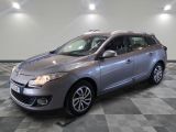 la voiture argentée est garée dans le garage sur le sol en damier