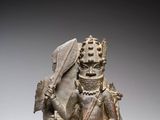 un gros plan sur la statue d'un homme portant un casque