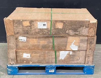une palette sur laquelle est empilée une pile de cartons