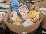 une boîte en carton remplie de jouets et d'autres objets