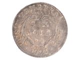 une vieille pièce d'argent surmontée d'une couronne