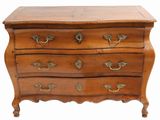 une vieille commode en bois avec des poignées en laiton sur fond blanc