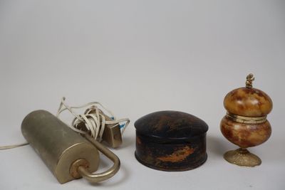 Plusieurs types d'objets sont disposés sur une surface blanche