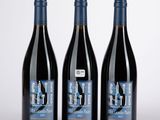 trois bouteilles de vin posées sur une table