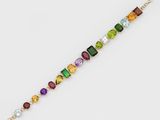 un bracelet multicolore sur fond blanc