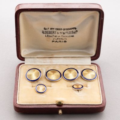 an image of a box with a set of rings inside of it
