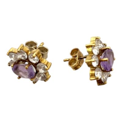 une photo d'une paire de boucles d'oreilles en or et en améthoreate