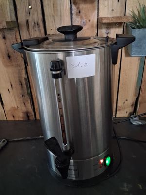une cafetière posée sur une table