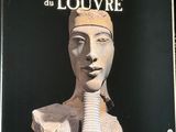une photo d'un livre sur lequel figure une statue