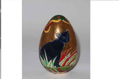 an image of a decorated easter egg with a black cat on it