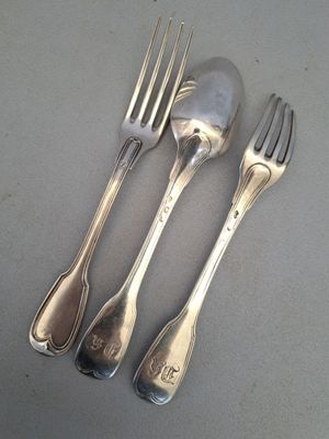trois fourchettes et deux cuillères sur la table