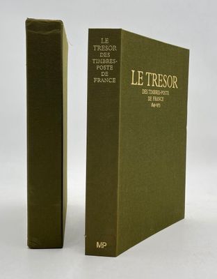 deux livres verts posés l'un à côté de l'autre sur une surface blanche