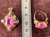 un gros plan d'une règle sur laquelle sont posées une paire de boucles d'oreilles