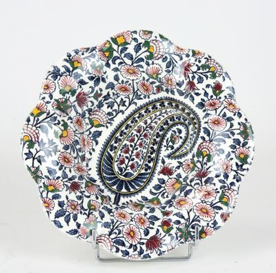 une assiette décorative ornée d'un motif paisley