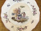 une assiette avec la photo d'un homme et d'une femme