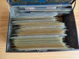une valise remplie de dossiers posée sur une table
