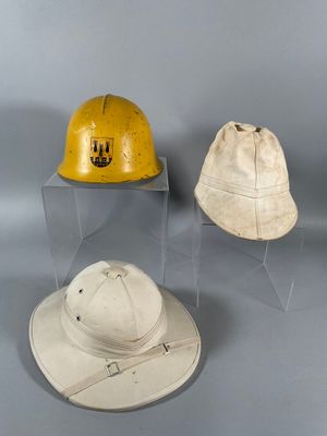 Ensemble de casques et chapeau, comprenant :