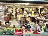 de nombreux types d'animaux en peluche exposés dans un magasin