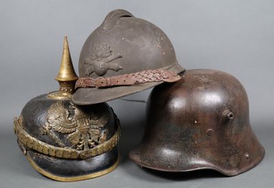 Deux casques sont posés l'un à côté de l'autre sur une surface grise