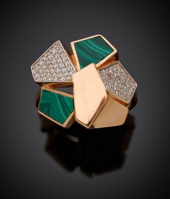 une image représentant une bague verte et dorée sertie de diamants, posée sur un fond noir