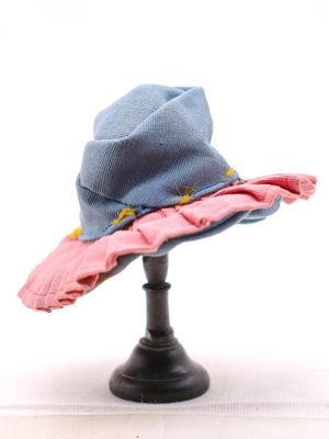 un chapeau bleu orné d'une fleur rose