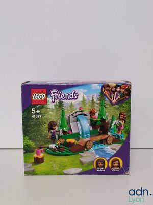 La boîte est ouverte pour montrer le contenu du coffret Lego Friends.