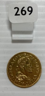 une pièce d'or avec l'image d'une femme dessus