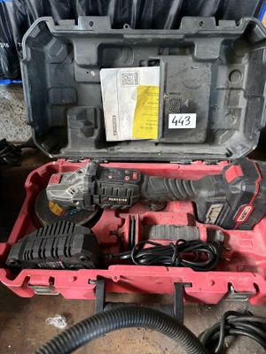 une image représentant une boîte à outils posée sur une table et contenant des outils