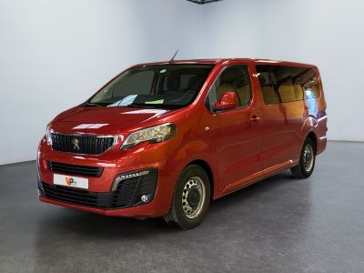La petite camionnette rouge est garée dans une grande pièce.