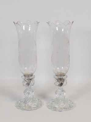 deux vases en verre transparent posés sur une table blanche