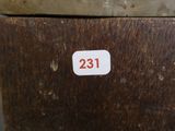une boîte en bois sur laquelle est inscrit un numéro