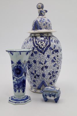 DELFT, dans le goût, Pot couvert en faience bleu et blanche …