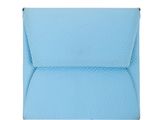 enveloppe bleue sur fond blanc avec une découpe pour le texte