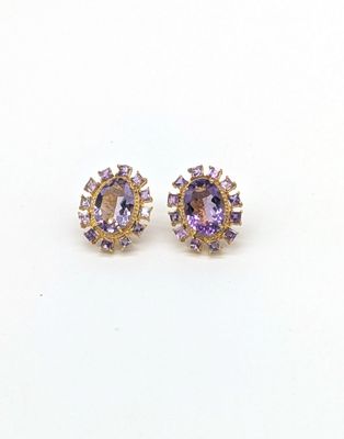 une image représentant une paire de boucles d'oreilles en améthore et en diamant sur fond blanc