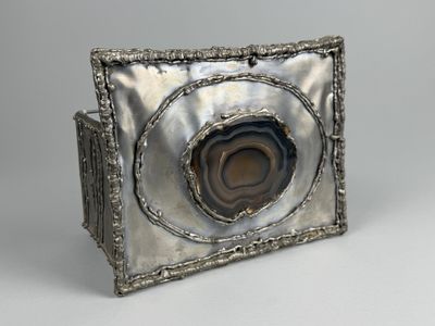 Lampe en métal soudé à décor d'une tranche d'agate.